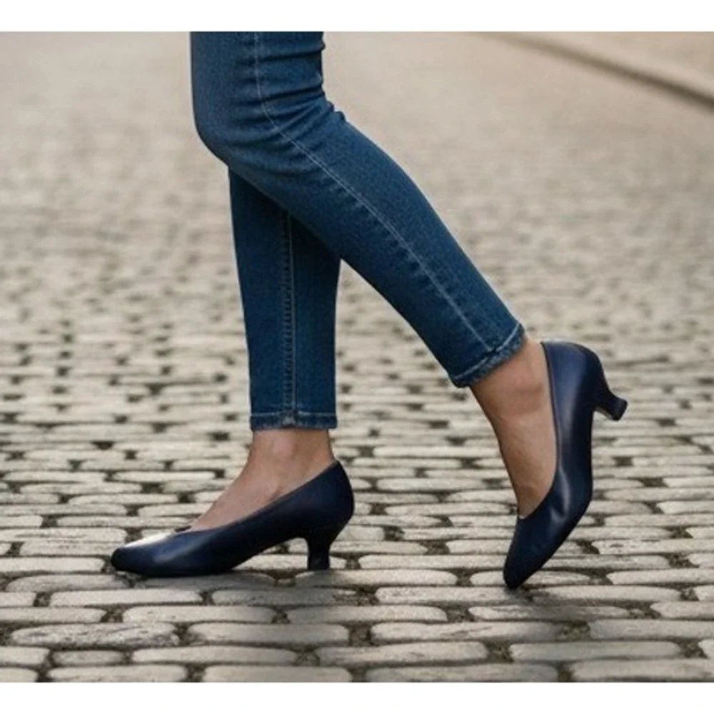 J.R. Bentley Flex Sole Womens Pump 7.5 Wide Dress Career Navy Blue